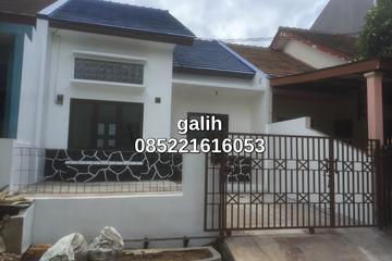 Fasad Rumah dengan pagar besi