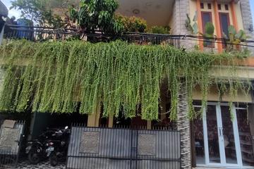 Rumah Dijual di Jakasampurna Bekasi Barat, 2M Nego Sampai Jadi, LT 110m2, LB 220m2, SHM, 5 Kamar Tidur, Ada Kios Sudah Rapi Cocok untuk Usaha
