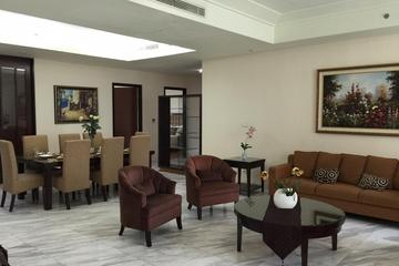 Sewa Apartemen The Peak Sudirman 3+1 BR Fully Furnished Private Lift