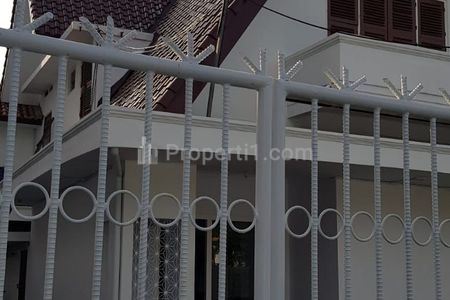 Jual/Sewa Rumah Tua 2 Lantai di Menteng Jakarta Pusat - 6 Kamar Tidur