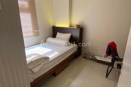Sewa Tahunan Apartemen The Green Pramuka City 2 Kamar Furnish