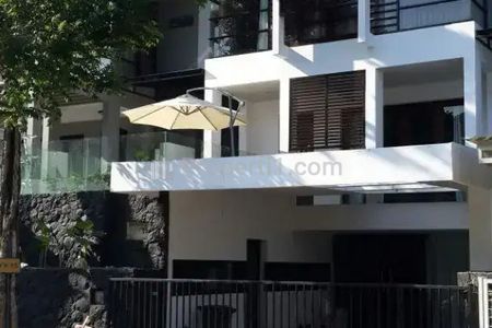 Sewa Rumah Mewah 3 Lantai di Perum Graha Family Surabaya