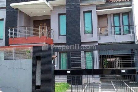 Jual Rumah Mewah Full Furnished dengan Kolam Renang di Kelapa Dua Wetan, Ciracas, Jakarta Timur