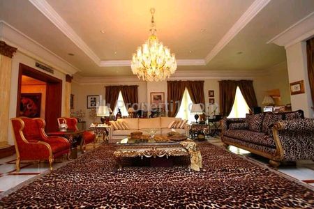 Jual Rumah di Menteng Jakarta Pusat, dekat Taman Menteng, 5 Kamar Tidur Full Furnished