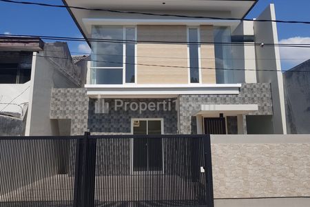Jual Rumah Baru 2 Lantai di Griya Babatan Mukti Kota Surabaya - 4+1 Kamar Tidur, Hadap Utara