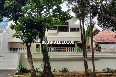 Disewakan Rumah di Area Senopati Sudirman SCBD Jakarta Selatan - 4 + 2 BR Semi Furnished, Jalan Kaki ke Ashta District 8 Mall