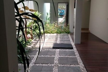 Disewakan RumahTownhouse di Cipete, Cilandak, Jakarta Selatan - 3 Kamar Semi Furnished