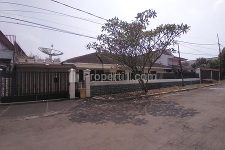 Dijual Rumah Luas Lokasi Strategis dalam Komplek Mega Cinere