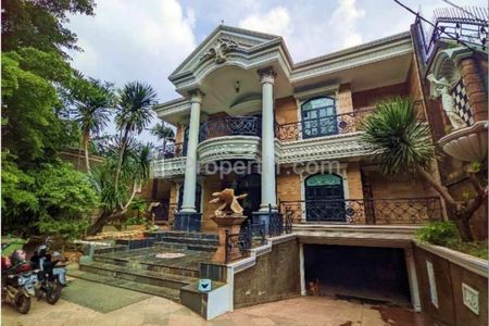 Jual Rumah Mewah 2 Lantai + Swimming Pool Lokasi Strategis di Menteng Jakarta Pusat