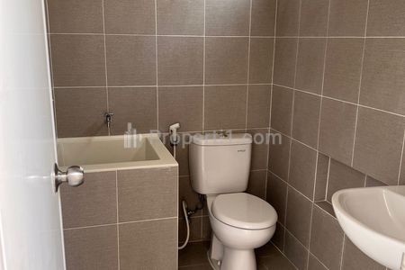 kamar mandi di setiap lantai (total 3 kamar mandi)