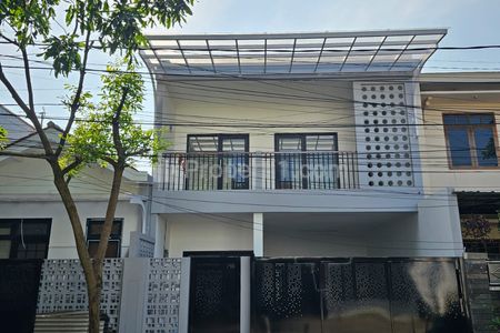 Disewakan Rumah 2 Lantai Mewah Bangunan Baru di Sarimadu (Sarijadi) Bandung