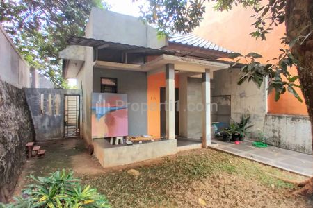 Rumah Dijual dalam Komplek dengan Tanah Luas di Limo Depok