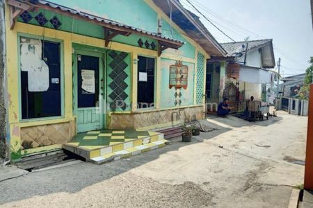 Tampak jalan dan kontrakan