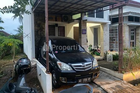 Samping dan belakang ada tanah kosong 