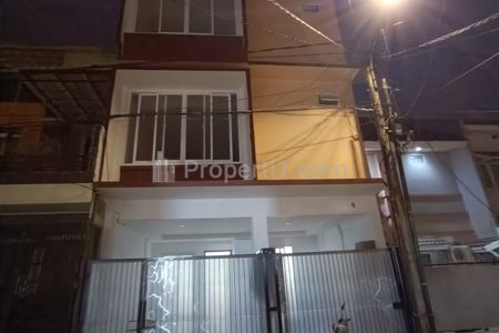 Dijual Rumah 3 Lantai Siap Huni di Taman Palem Lestari Cengkareng - Lokasi Strategis
