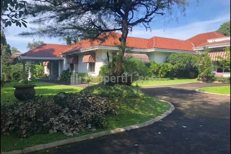 Dijual Rumah 2 Lantai Halaman Luas dan Asri di Kemang Jakarta Selatan