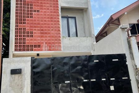 Dijual Rumah 3 Lantai Semi Furnished di Cilandak Jakarta Selatan - 4+1 Kamar Tidur, Hadap Timur