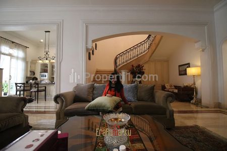 Dijual Rumah 2 Lantai Istana Bollywood 5 Kamar Tidur dekat JIS di Cilandak Jakarta Selatan