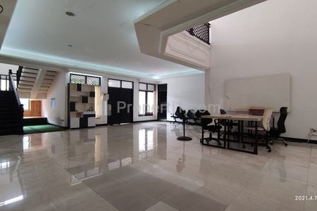 Disewakan Rumah Mewah di Abdul Majid Cipete Jakarta Selatan - 5+2 Kamar, Ada Kolam Renang