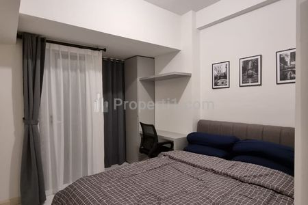 Kasur 160x200, Set Sprei & Bedcover, 2 set bangul. Lemari kedalaman yang lumayan untuk menyimpan banyak baju