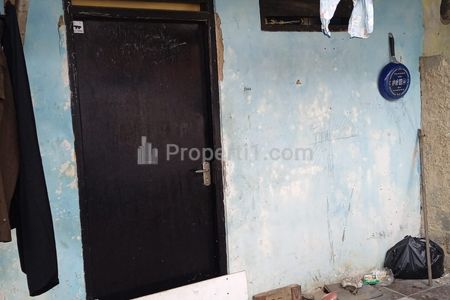 Bagian belakang kontrakan, masih terdapat lahan untuk jemur pakaian atau untuk tempat parkir motor. Pintu belakang dapat ditutup dan digembok.