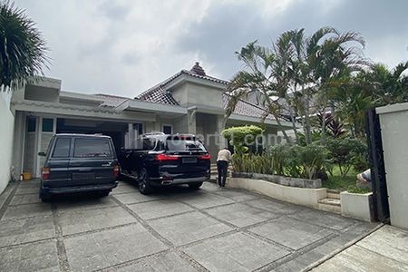 Disewakan Cepat Rumah Mewah Semi Furnished di Area Menteng Jakarta Pusat - 2 Lantai, Ada Kolam Renang STD420