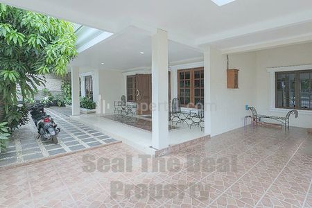 Disewakan Cepat Rumah 2 Lantai Semi Furnished di Area Senopati SCBD Kebayoran Baru Jakarta Selatan STD270