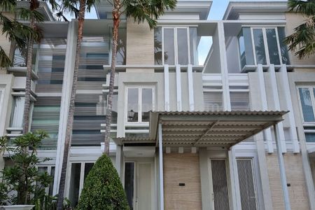 Disewakan Rumah 3 Lantai Bagus di Pakuwon Indah Cluster Ritz Embassy, Surabaya