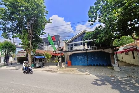 Ruko Pintu Warna Biru