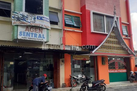 Tampak Luar Ruko, Parkir Luas