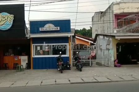 Tampak depan (3 kios + rumah inti di belakang)