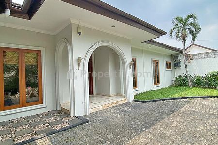 Disewakan Rumah Ada Kolam Renang di Area Pejaten Jakarta Selatan, Luas Tanah 1050m2, Luas Bangunan 500m2 STD475