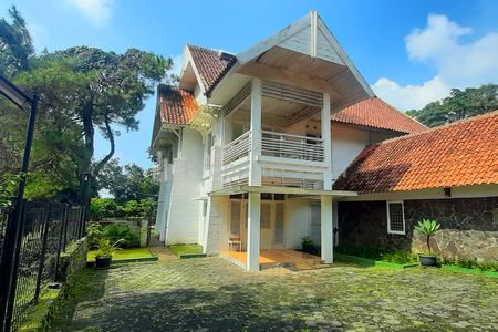 Jual Rumah 2 Lantai Gaya Eropa di Kawasan Dago Bandung, Luas Tanah 736m2, Luas Bangunan 350m2