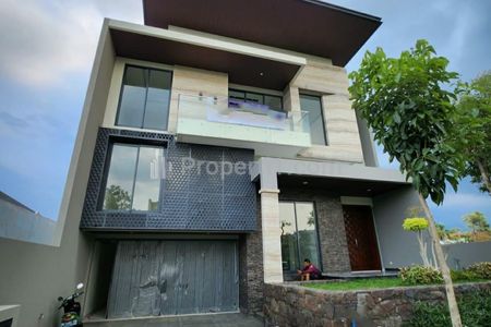 Dijual Rumah Pakuwon Indah New Baru Modern Split Level Desain dekat Graha Family, Citraland, Pakuwon Mall, Bukit Darmo Golf, Dian Istana
