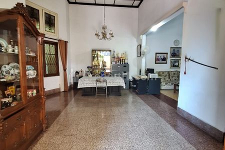 Dijual Rumah di Gubeng Surabaya Pusat Jl. Sumbawa, Bergaya Belanda Kuno, Cocok untuk Segala Usaha, Parkiran Luas