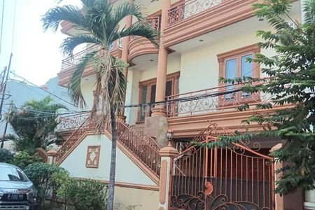 Dijual Rumah 3 Lantai di Kelapa Gading Luas Tanah 221m2 Semi Furnished Harga Terbaik