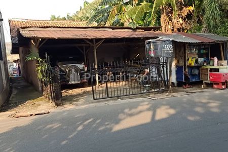 Tampak muka rumah pertama dari jalan raya
