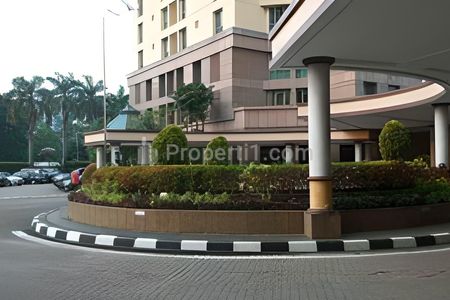 Pintu depan lobi apartemen 