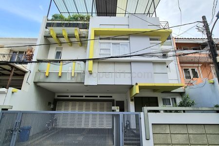 Dijual Rumah di Tomang Jakarta Barat, Lingkungan Bagus, Jalan Lebar Rapi, Hanya 5 Menit ke Taman Anggrek dan Central Park