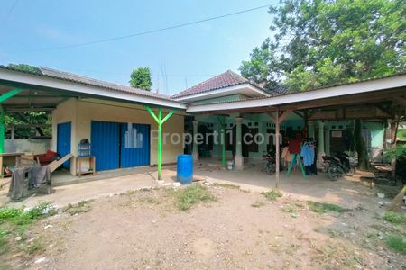 Tampilan depan halaman rumah yang luas
