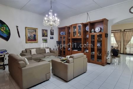 Dijual Cepat Rumah Lama Terpelihara di Sukahaji Raya Gegerkalong Hilir Bandung Ada Ex Kolam Renang Halaman Luas
