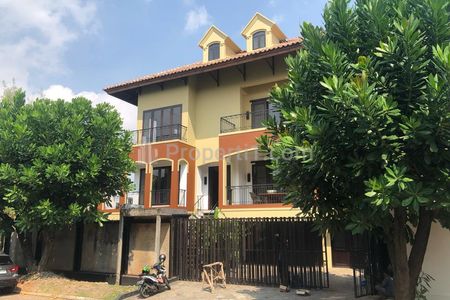 Dijual Rumah Siap Huni di Walet PIK 1 Jakarta Utara, Luas Tanah 311m2, Ada Kolam Renang