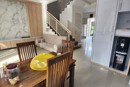 Dijual Rumah Royal Residence Wiyung - Luas - Lokasi TerDepan SEMI Furnished Modern  4+1 Kamar Tidur plus Garasi Carport 3 Mobil