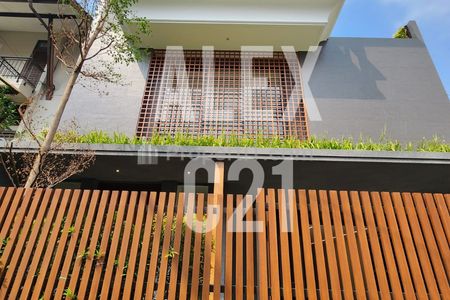 Jual Rumah Baru 3.5 Lantai Siap Huni di Pondok Indah Jakarta Selatan