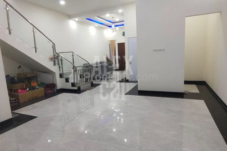 Turun Harga! Dijual Rumah Mewah Semi Furnished di Kalideres Jakarta Barat