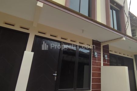 Dikontrakkan Rumah 2 Lantai, 2 KT, Strategis Dekat Supermarket AB, BCA di Cirendeu, Ciputat Timur, Tangerang Selatan