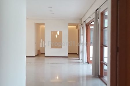 Disewakan Rumah 4 Kamar dengan Pool Garden, Kemang Jakarta Selatan
