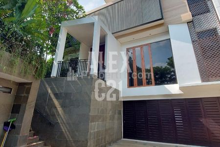 Dijual Rumah Mewah Desain Modern Tropis di Area Kuningan Jakarta Selatan, Ada Kolam Renang