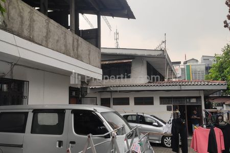 Dijual Rumah Bangunan Tua Hitung Tanah 862 m2 di Kebon Jeruk, Jakarta Barat