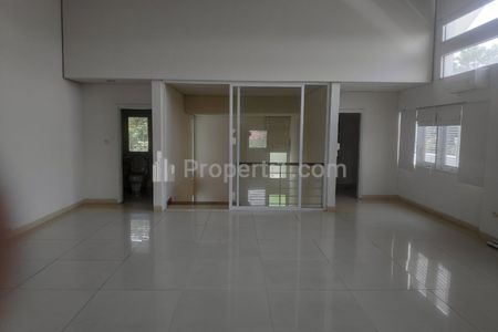 Disewa Rumah Mewah Luas LT 589 m2, Fasilitas Swimming Pool di Dalam Komplek Pondok Indah, Jakarta Selatan